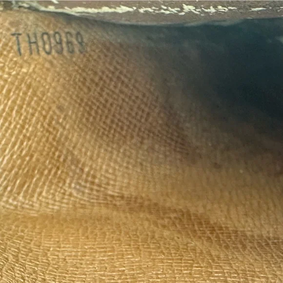 Louis Vuitton International Wallet - Picture 8 of 14